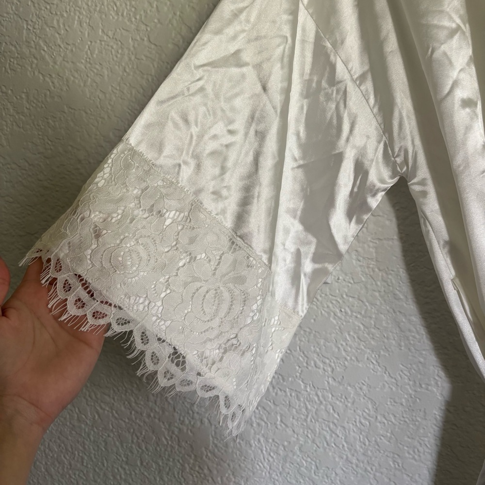 Lulu's White Flowing Robe Intimates & Sleepwear - Picture 15 of 16